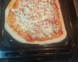 Foto del paso 3 de la receta: Pizza casera 4 quesos