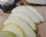 Foto del paso 1 de la receta: Sombrero de queso de cabra sobre peras caramelizadas