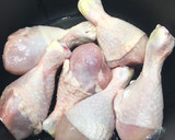 Foto del paso 1 de la receta: Muslitos de pollo rustidos con vino dulce y pasas