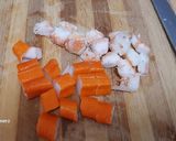 Foto del paso 2 de la receta Huevos rellenos de langostinos y surimi