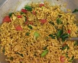 Foto langkah ke 5 dari resep Mie goreng baso sayur spesial.