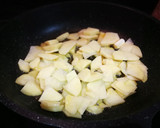 Foto del paso 2 de la receta: Chistorra con patata y zanahoria al miel de romero