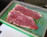 Foto del paso 1 de la receta: Entrecot a la plancha con papas arrugas y ensalada de cebolla y pimientos asados