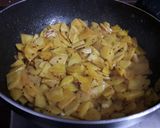 बटाट्याच्या काचर्या (batatyacha kachrya recipe in marathi) रेसिपी स्टेप 3 फोटो 