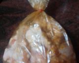 Foto del paso 2 de la receta: Jamoncitos de pollo sabrosos al horno con guarnición