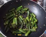 A picture of step 3 of Dahi Bhindi Masala.