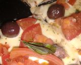 Foto del paso 3 de la receta: Pizza integral tomate anchoas, olivas y albahaca