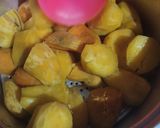 Foto langkah ke 1 dari resep 27. Bola bola ubi isi cokelat.