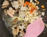 Foto langkah ke 3 dari resep Seafood Aglio e Olio.