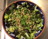 Une image de l'étape 3 de Salade de roquette et sucrine aux noix et roquefort à l huile de truffe.