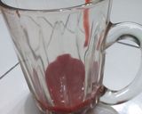 Foto langkah ke 2 dari resep Es strawbery yakult.