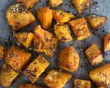 A picture of step 1 of Warm salad: squash, green beans and rocket.