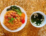Hình bước làm 2 của món Mì trộn cá viên chiên rim nước mắm tỏi