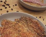 Une image de l'étape 4 de Escalopes de poulet panées aux grains de café, polenta et épices.