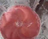 A picture of step 2 of Bannana strawberry ice cream.