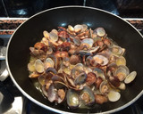 Foto del paso 7 de la receta: Almejas en salsa con ajos y piñones