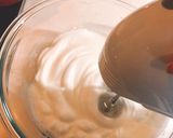 Hình bước làm 2 của món Macaron với kem bơ