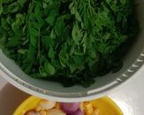Foto langkah ke 1 dari resep Sayur bening daun kelor.