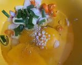 Foto langkah ke 3 dari resep Telur Dadar Kunyit.
