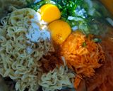 Foto langkah ke 3 dari resep Omelet Mie Instan Sosis.