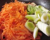 Foto del paso 1 de la receta Tortilla de zanahoria y puerro