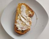 Foto del paso 3 de la receta Tostada de tomate y queso de cabra