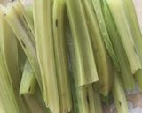Foto del paso 1 de la receta: Cabitos de acelga acompañando de una ensalada