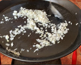 Foto del paso 1 de la receta: Paella de rape y calamares