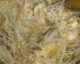 Foto langkah ke 4 dari resep Enoki Egg Soup.