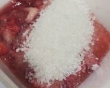 Foto langkah ke 5 dari resep Puding Susu Strawberry.