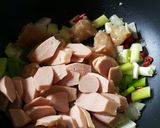 Foto langkah ke 3 dari resep Ayam Sosis Lada Hitam.