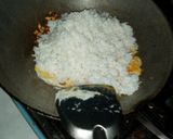 รูปขั้นตอนการทำที่ 4 ของ ข้าวผัดไส้กรอกน่องไก่ทอด