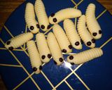 Foto langkah ke 8 dari resep Kue kering ulat 3 bahan teflon.