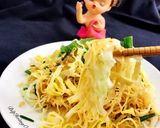 Hình bước làm 3 của món Mì Gói Xào Trứng Bắp Cải