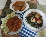 Foto langkah ke 3 dari resep Tumis Kangkung Seafood Saus Tiram.