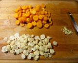 Une image de l'étape 2 de Carottes et topinambour au épices et au thym.