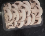 Foto del paso 1 de la receta: Champiñones con tiras de lomo al pimentón