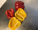 Une image de l'étape 4 de Salade du jardin (tomates, concombre, poivrons, basilic).