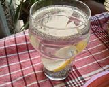 Une image de l'étape 2 de Eau rafraîchissante aux graines de chïa et citron.