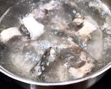 Hình bước làm 2 của món Canh Đầu Cá Mackerel Nấu Cà Chua & Ớt Chuông