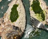 Foto del passaggio 3 della ricetta Orata croccante con pesto di erbe e fiori