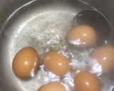 Hình bước làm 1 của món Trứng lòng đào ngâm tương
