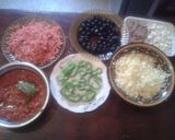 صورة لخطوة 6 من وصفة بيتزا بعجينة خفيفة وصوص تومات🍕🍕