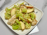 Pechuga de pollo con coliflor y manzana