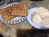 Waffles de harina de avena con peras