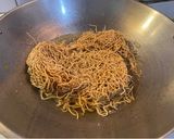 Foto langkah ke 3 dari resep Crispy Noodle Soup.