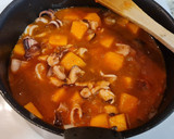 Foto del paso 4 de la receta: Chipirones guisados con calabaza, setas y gambas