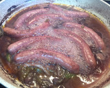 Foto del paso 3 de la receta: Salchichas encebolladas al vino tinto