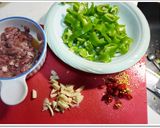 肉絲炒青椒的食譜步驟1照片