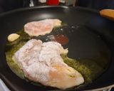 Foto del paso 2 de la receta: Bistec de pechuga de pollo enharinada y al limón